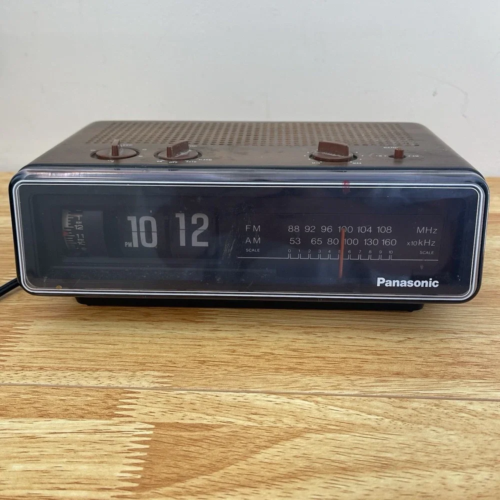 Vintage Panasonic RC-6253 AM/FM Flip Number Alarm Clock Radio Wood Grain